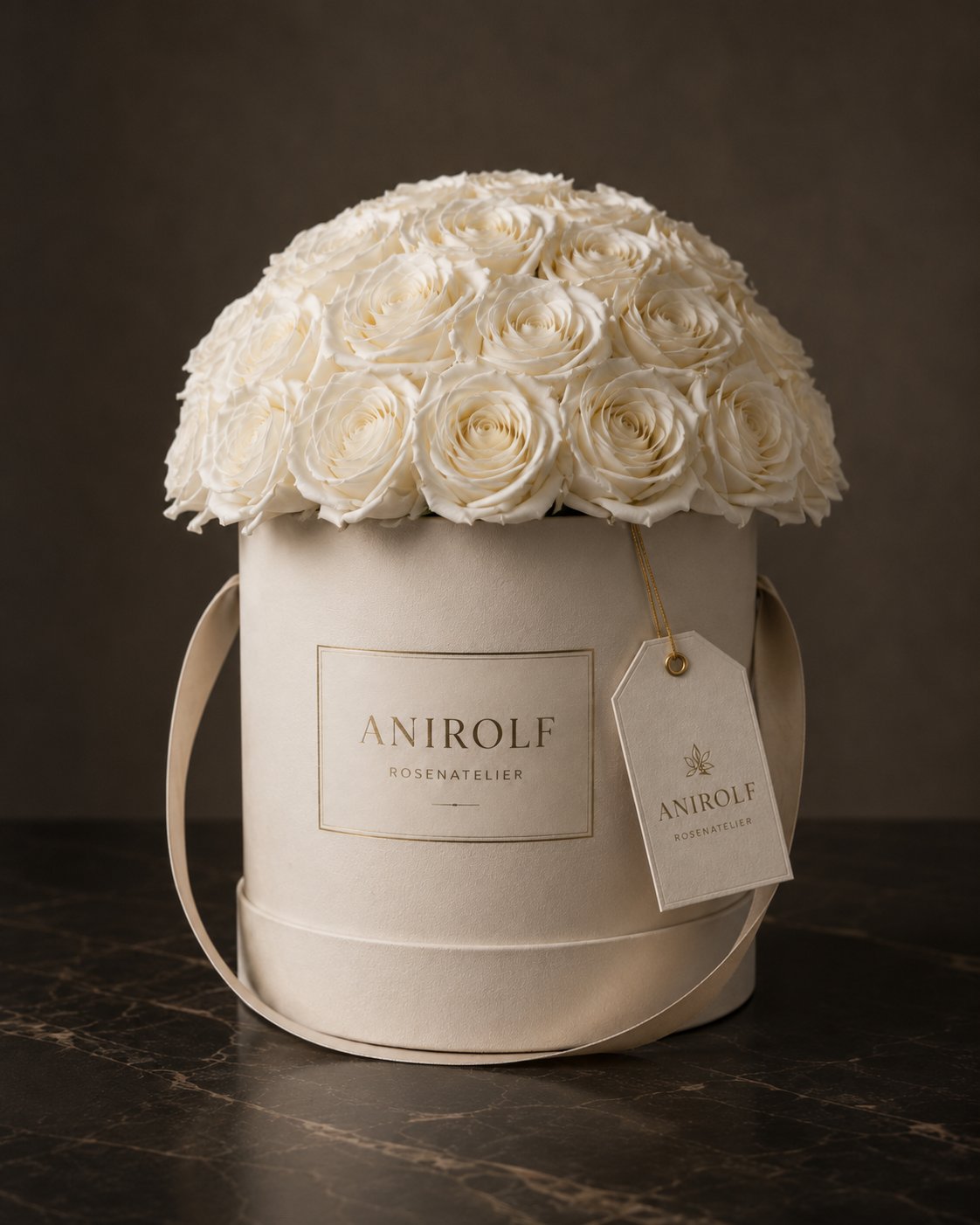 Cremefarbene ANIROLF Rosenbox mit dicht arrangierten weißen Rosen auf dunklem Marmor