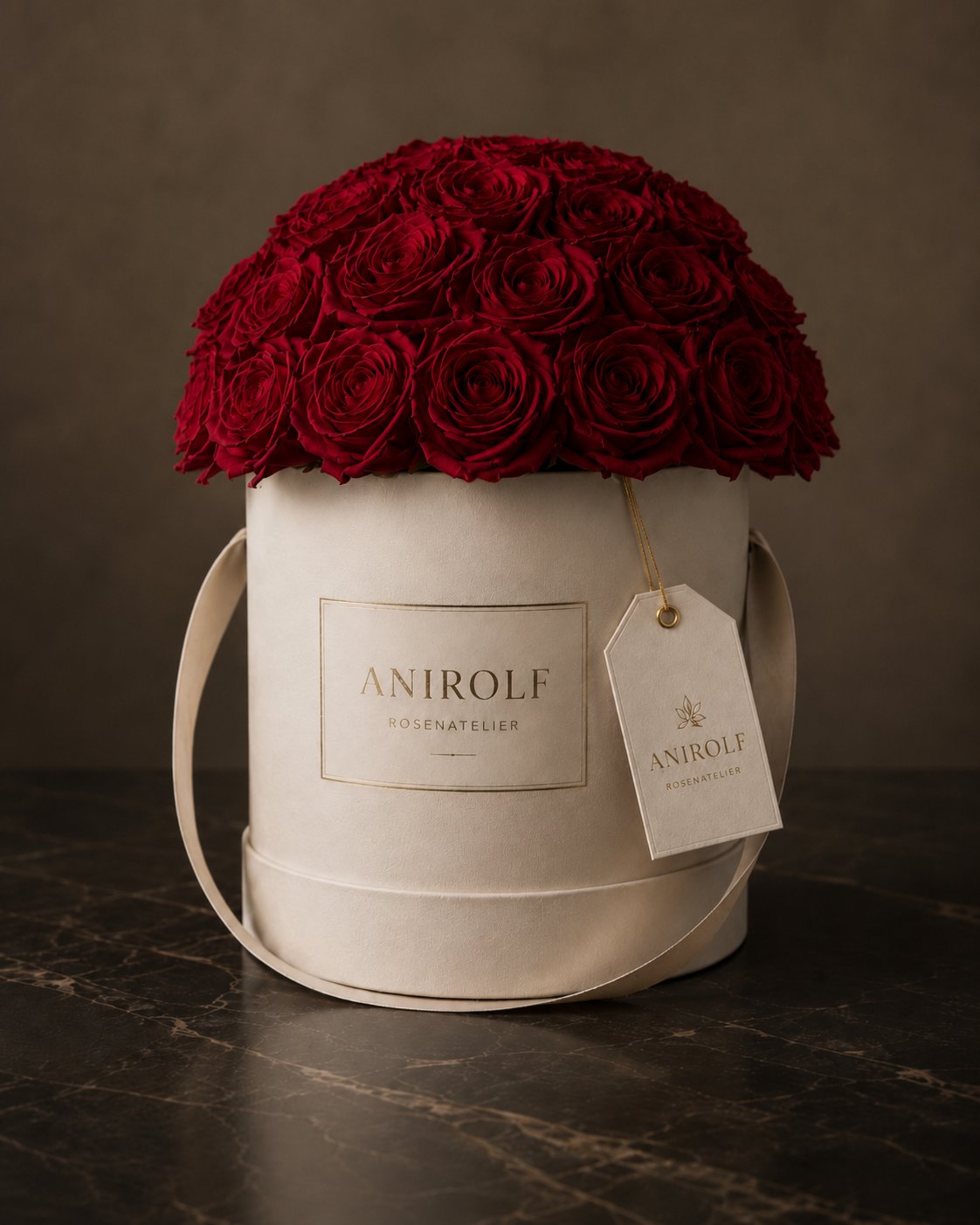 The Signature Red – cremefarbene ANIROLF Box mit tiefroten Rosen